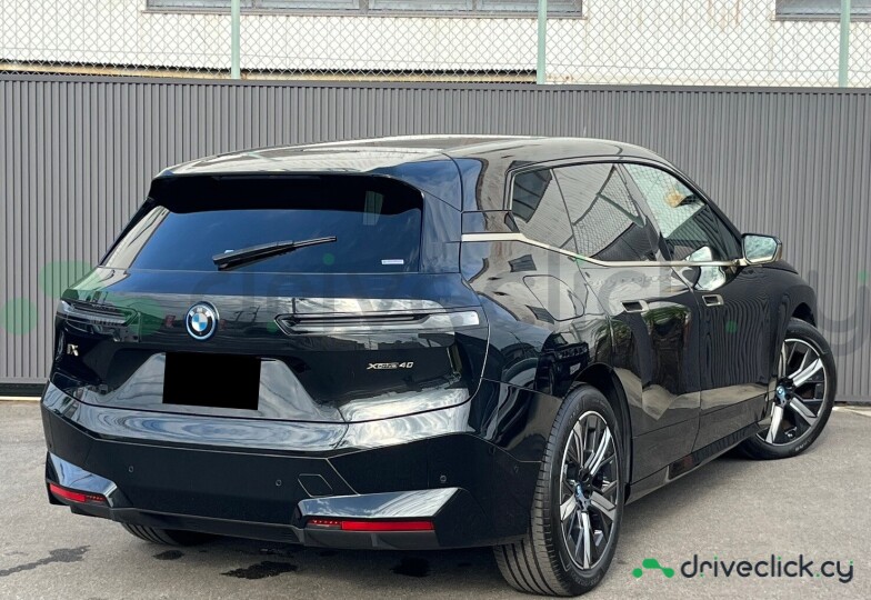 BMW iX Черный