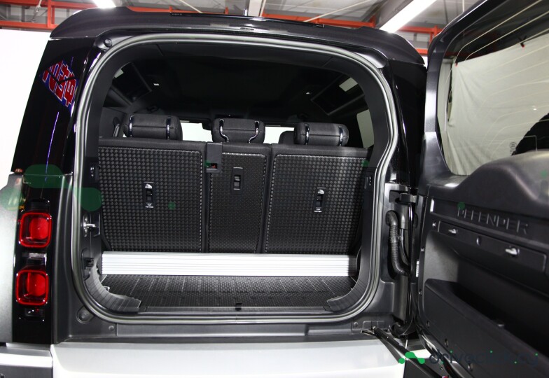 Land Rover Defender Серый