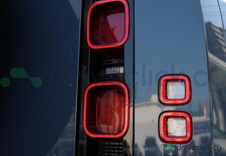 Land Rover Defender Синий