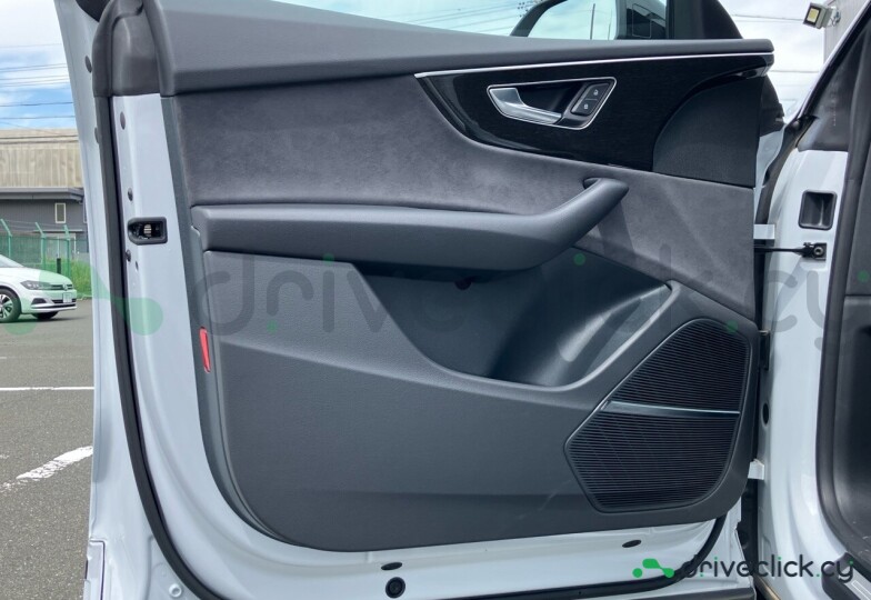 Audi Q8 Белый