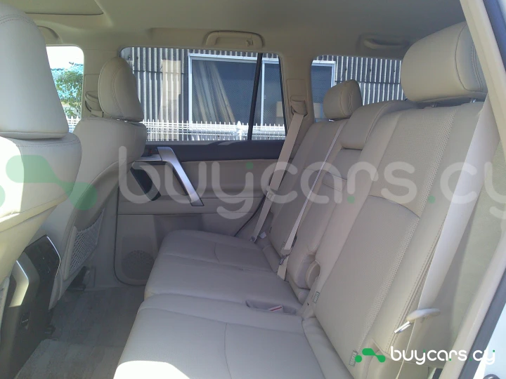 Toyota Land Cruiser Prado Белый