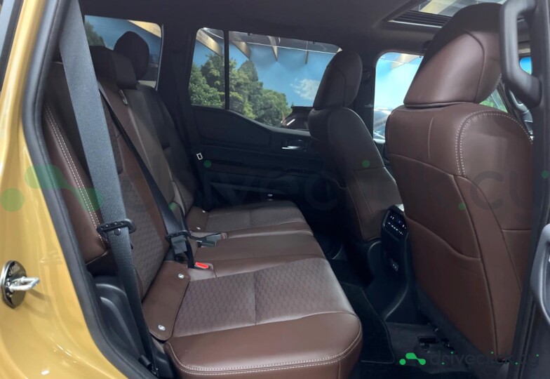 Toyota Land Cruiser 250 Золотой