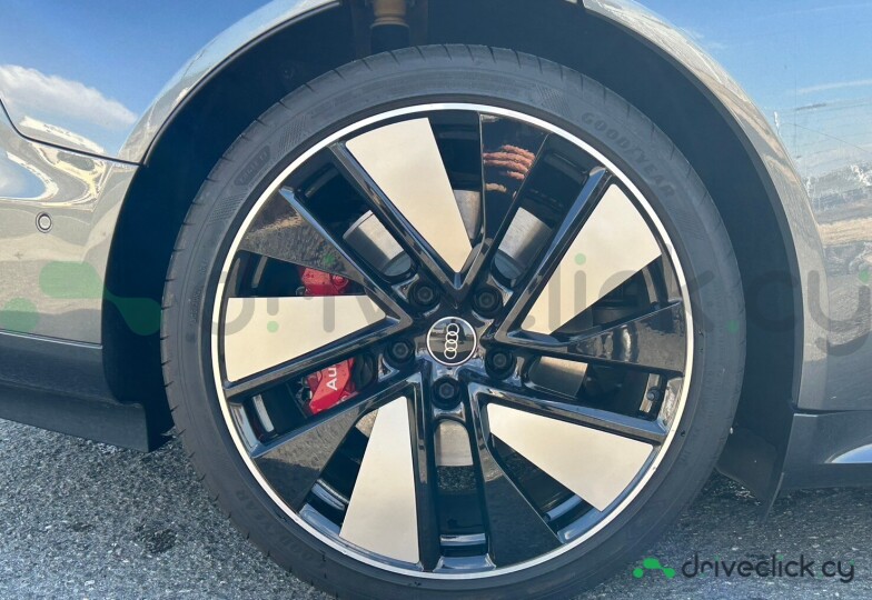 Audi e-tron GT Серый