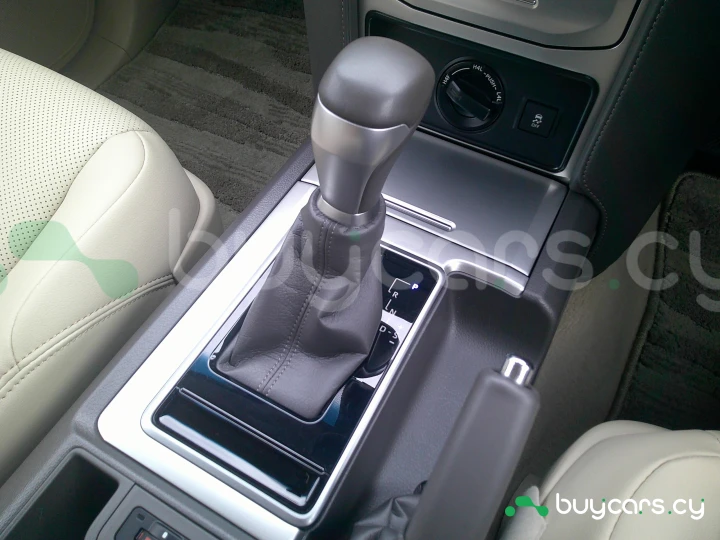 Toyota Land Cruiser Prado Белый