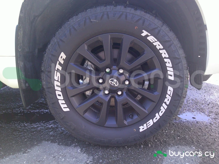 Toyota Land Cruiser Prado Белый