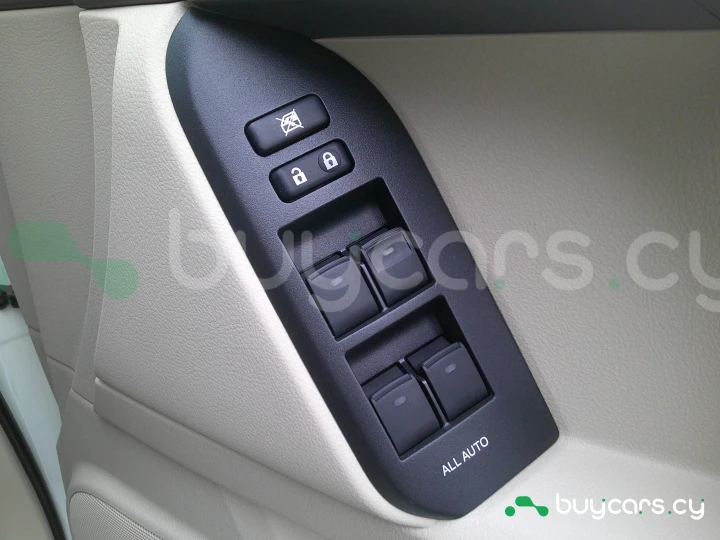 Toyota Land Cruiser Prado Белый