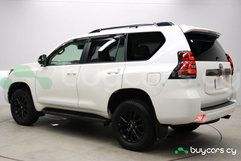 Toyota Land Cruiser Prado Белый