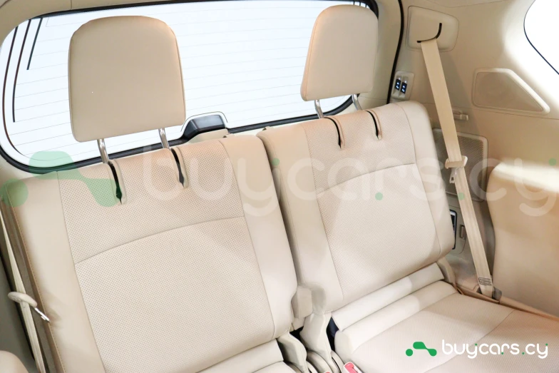 Toyota Land Cruiser Prado Белый