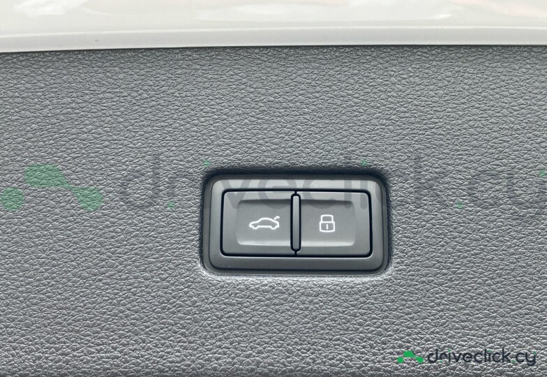 Audi Q8 White