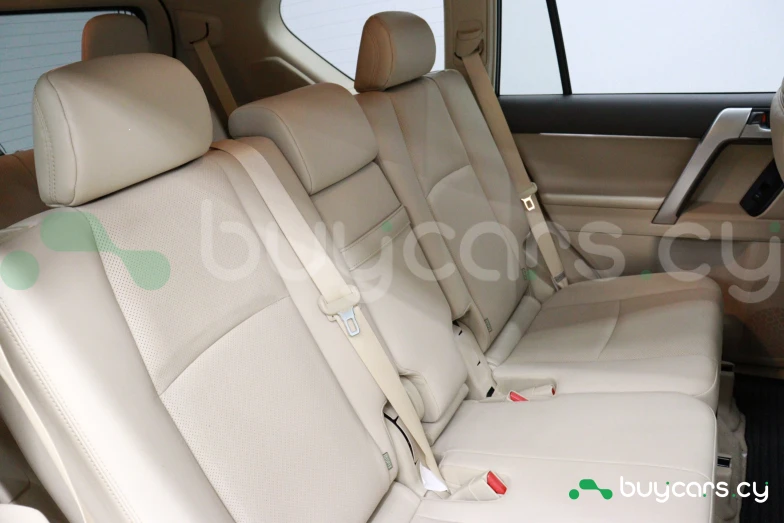 Toyota Land Cruiser Prado Белый