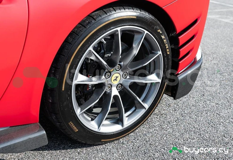 Ferrari 812 Красный