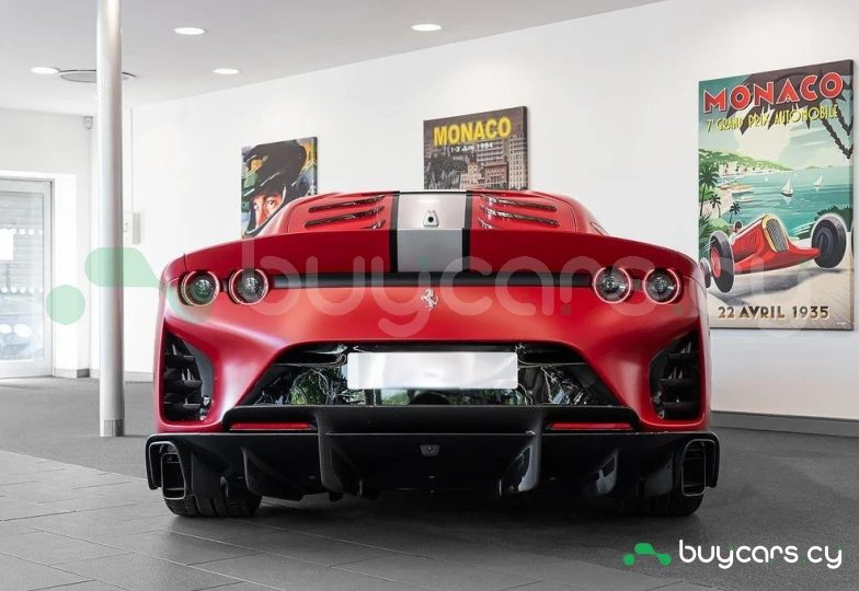 Ferrari 812 Красный