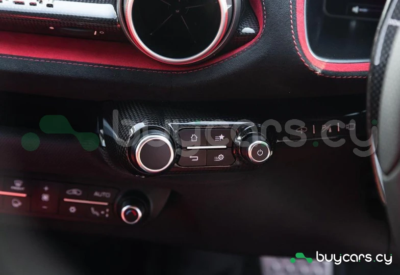 Ferrari 812 Красный