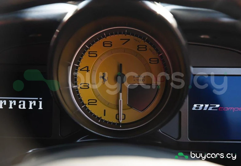 Ferrari 812 Красный