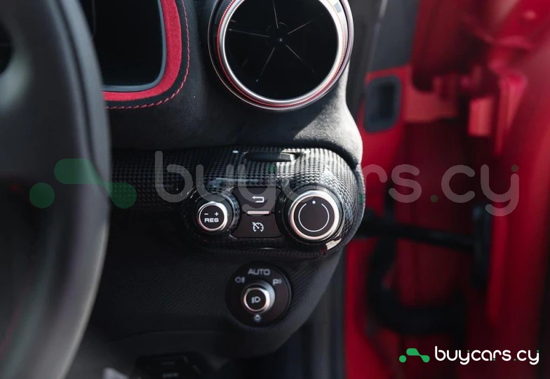 Ferrari 812 Красный