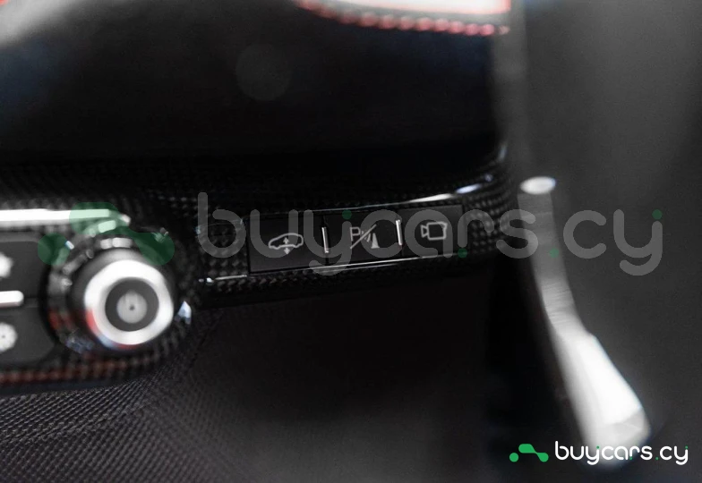 Ferrari 812 Красный