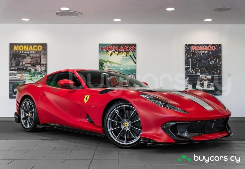 Ferrari 812 Красный
