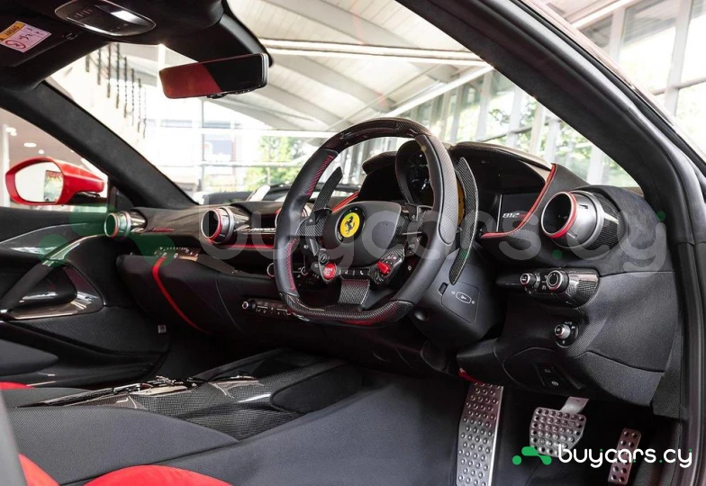 Ferrari 812 Красный