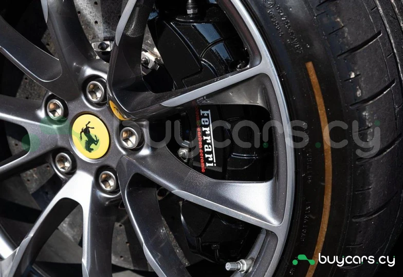 Ferrari 812 Красный