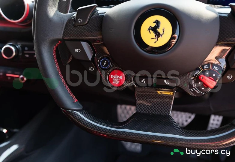 Ferrari 812 Красный