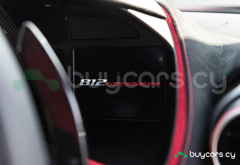 Ferrari 812 Красный