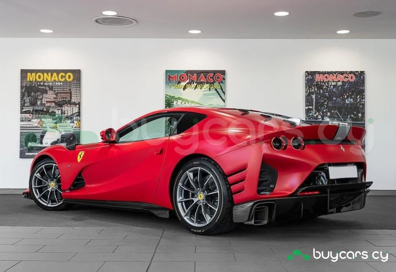 Ferrari 812 Красный