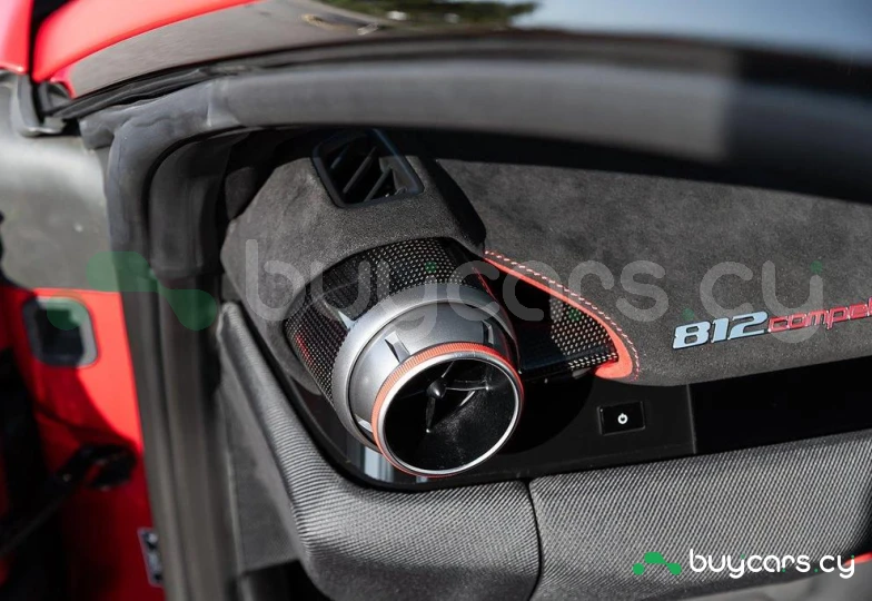 Ferrari 812 Красный