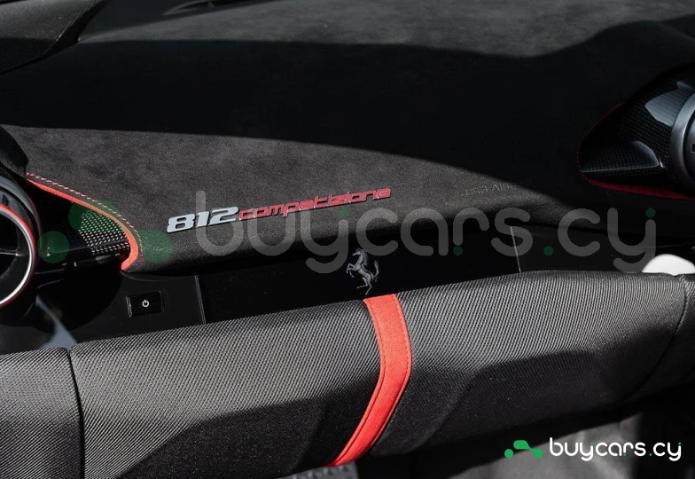 Ferrari 812 Красный