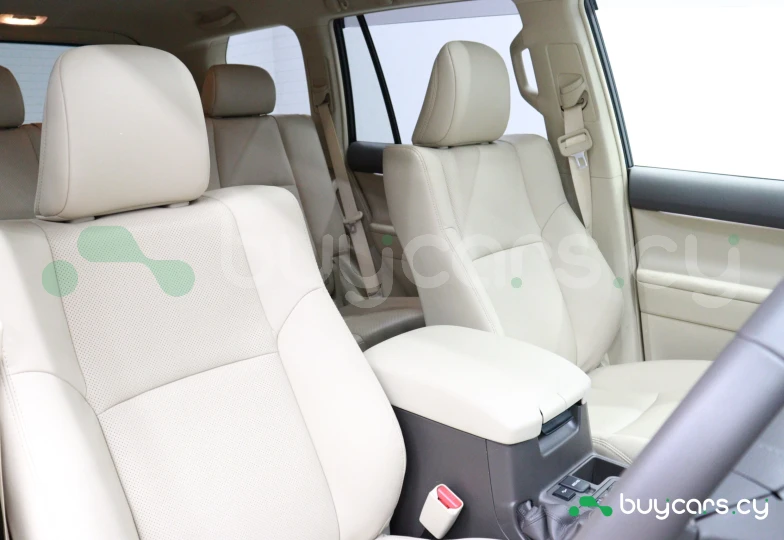 Toyota Land Cruiser Prado Белый