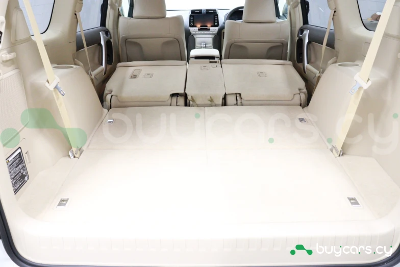 Toyota Land Cruiser Prado Белый