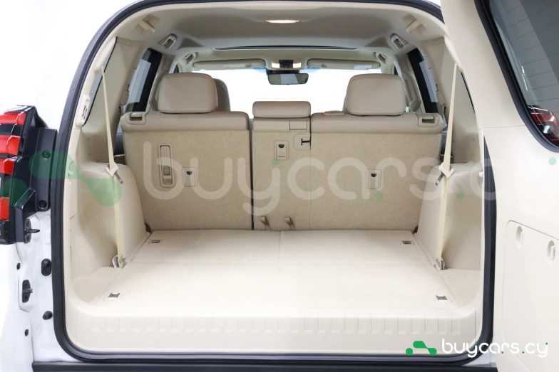 Toyota Land Cruiser Prado Белый