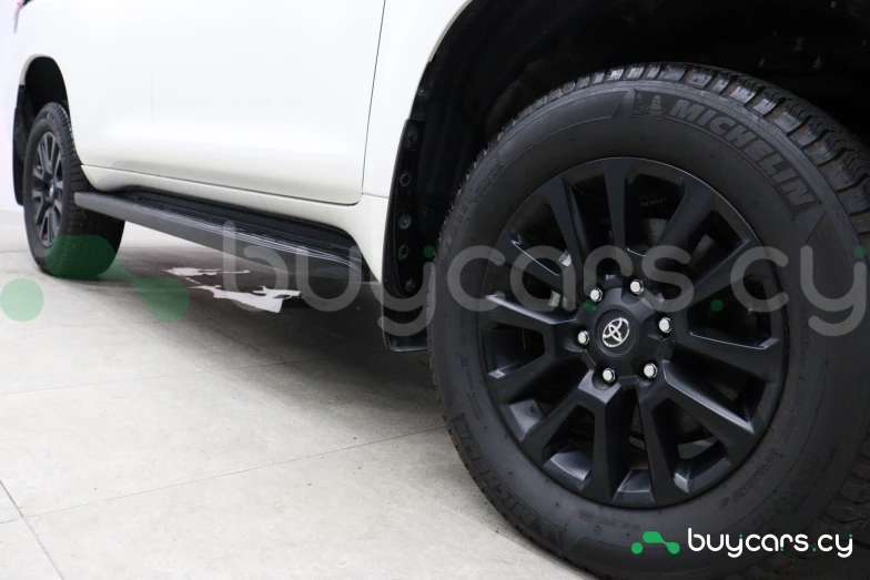 Toyota Land Cruiser Prado Белый