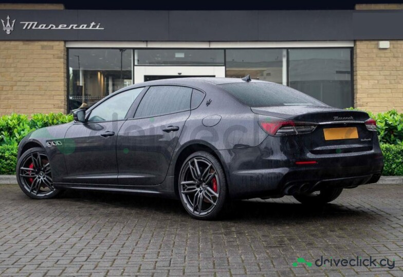 Maserati Quattroporte Black
