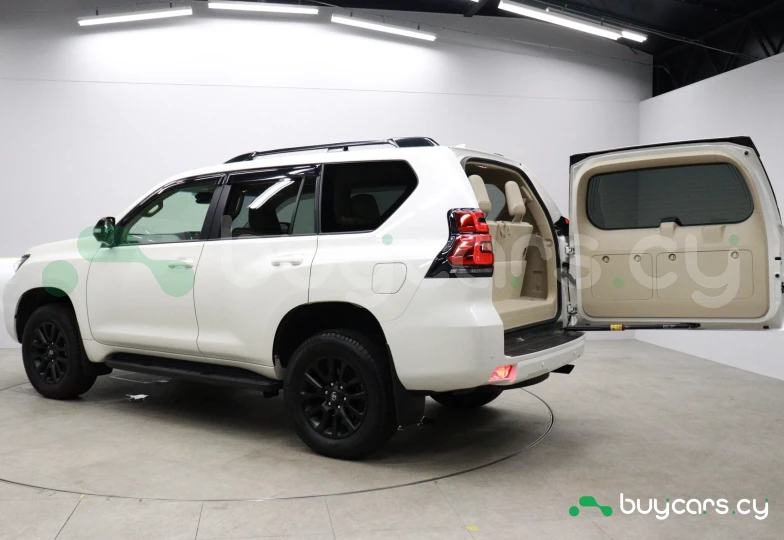 Toyota Land Cruiser Prado Белый