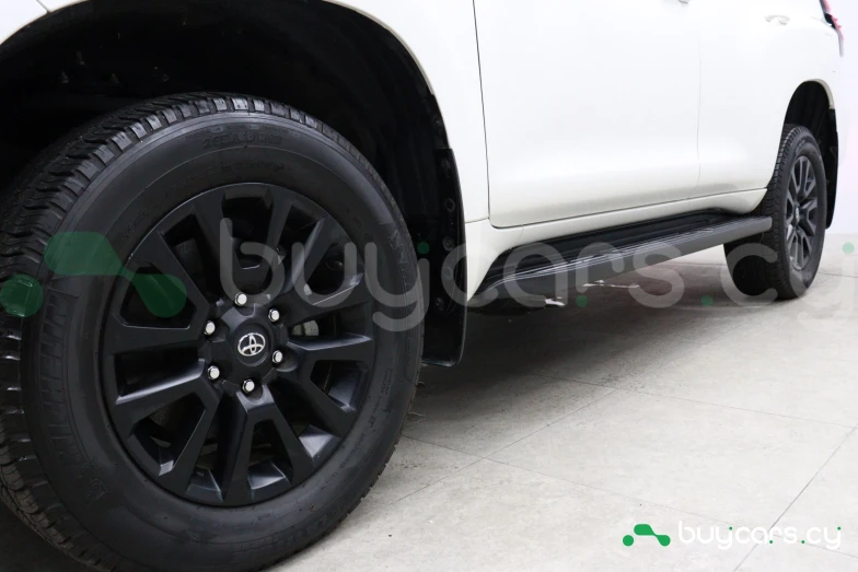 Toyota Land Cruiser Prado Белый