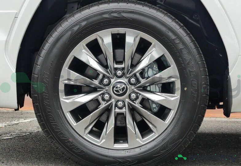 Toyota Land Cruiser 300 White