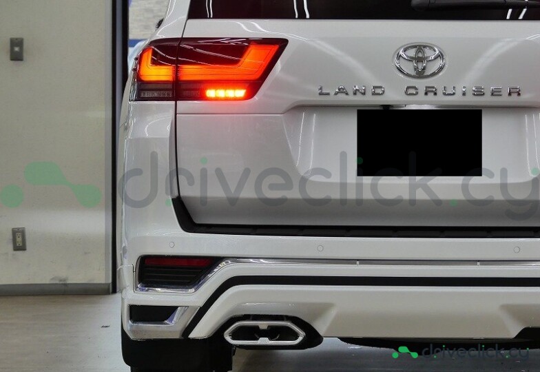 Toyota Land Cruiser 300 White