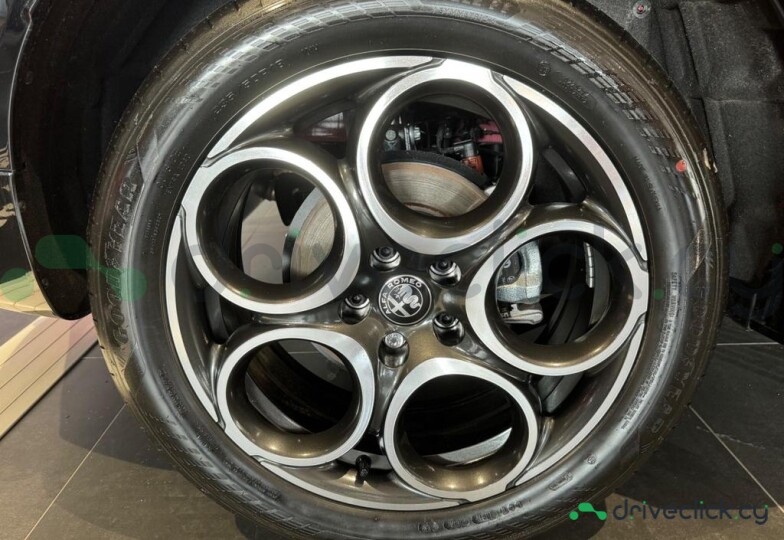 Alfa Romeo Tonale Red
