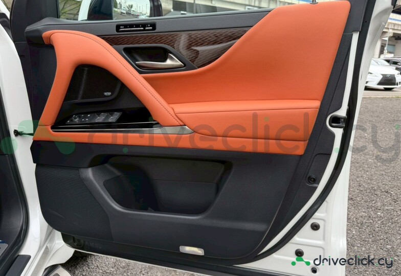 Lexus LX Белый