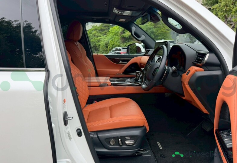 Lexus LX Белый