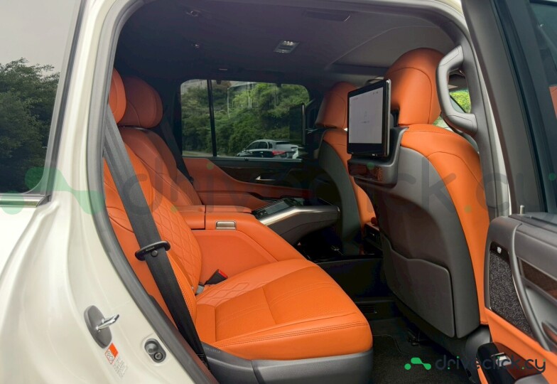 Lexus LX Белый