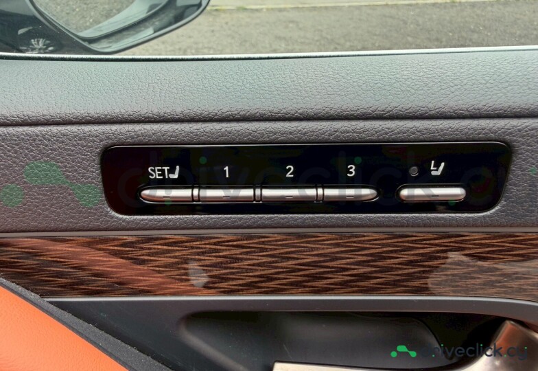 Lexus LX Белый