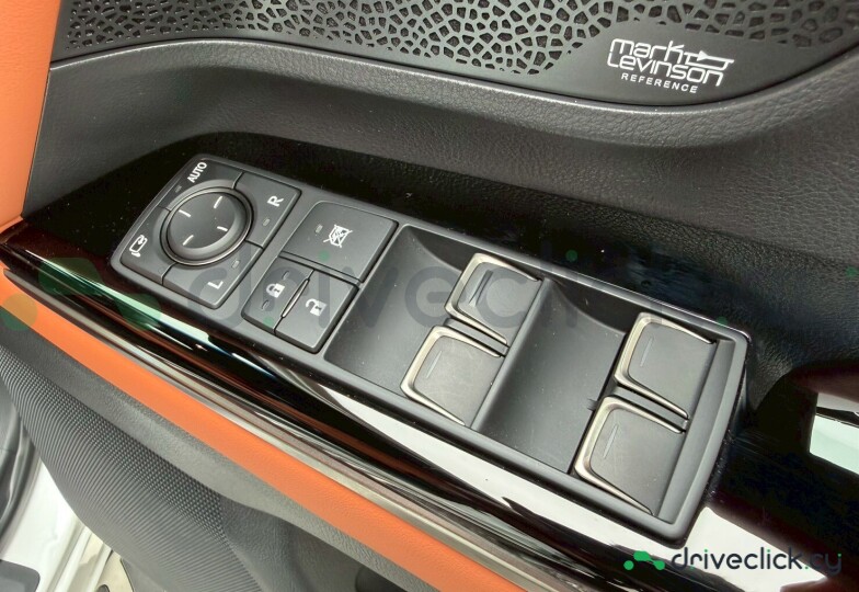Lexus LX Белый