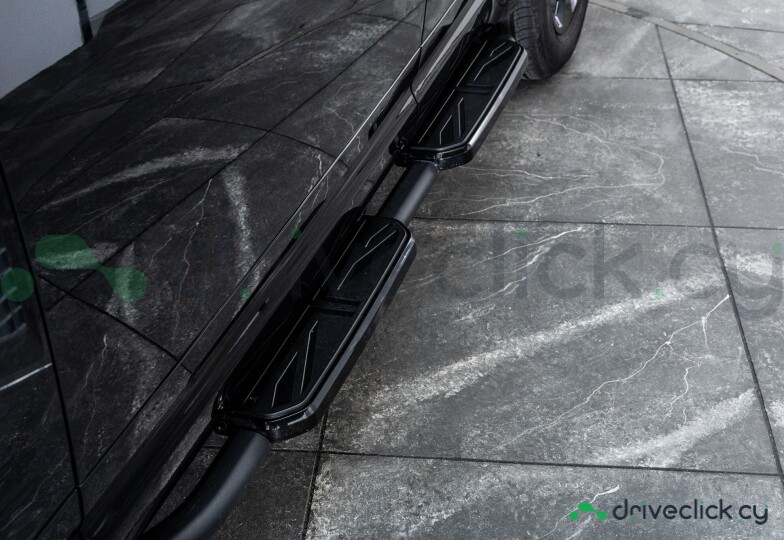 Land Rover Defender Black