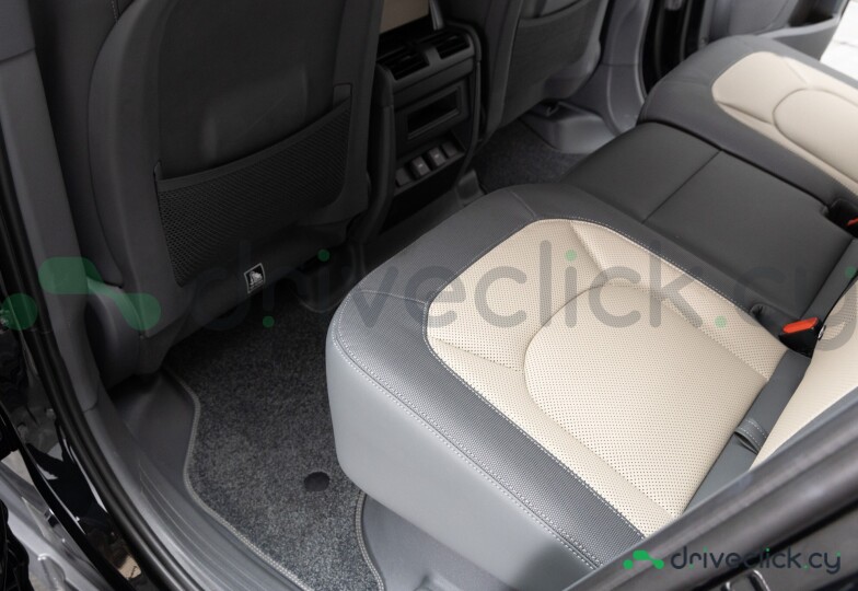 Land Rover Defender Black