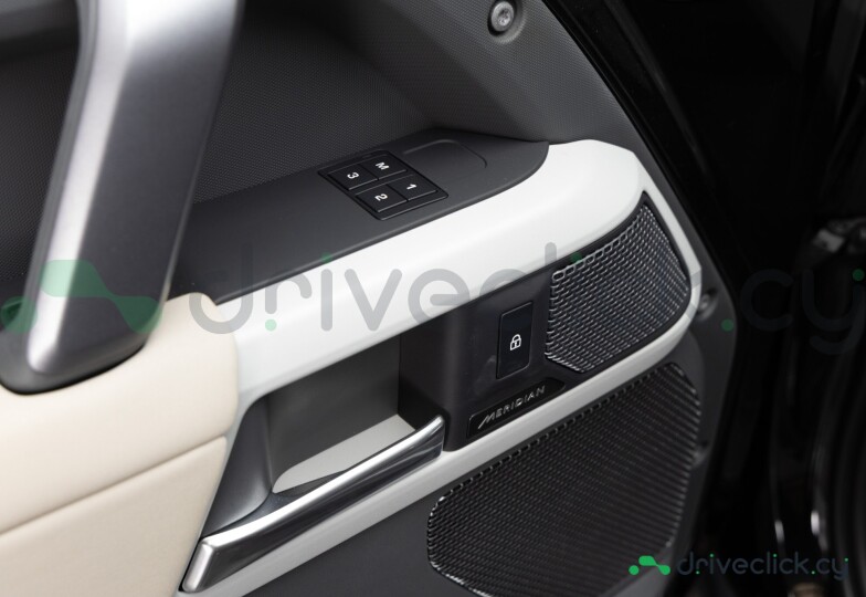Land Rover Defender Black