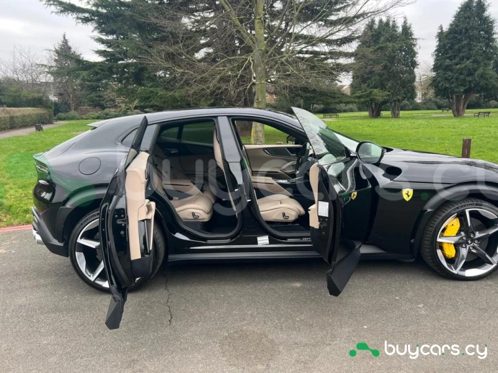 Ferrari Purosangue Черный