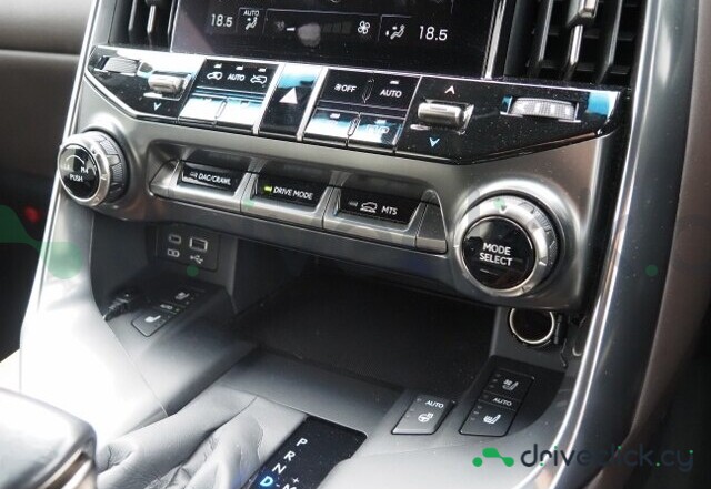 Lexus LX Белый