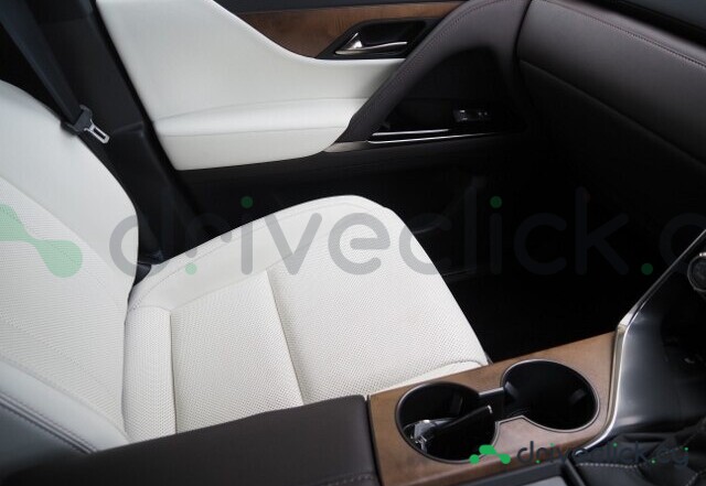 Lexus LX Белый