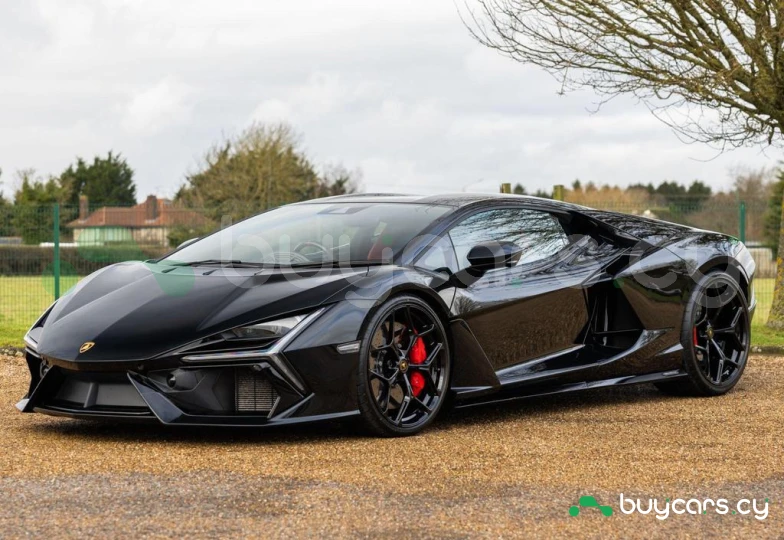 Lamborghini Revuelto Black
